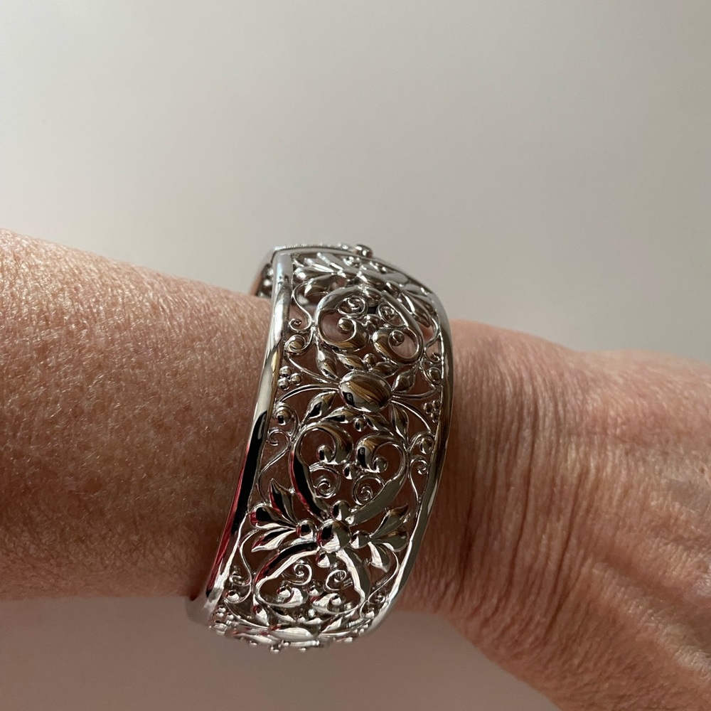 Elegant Silver Filigree Bracelet - Picture 2 of 4